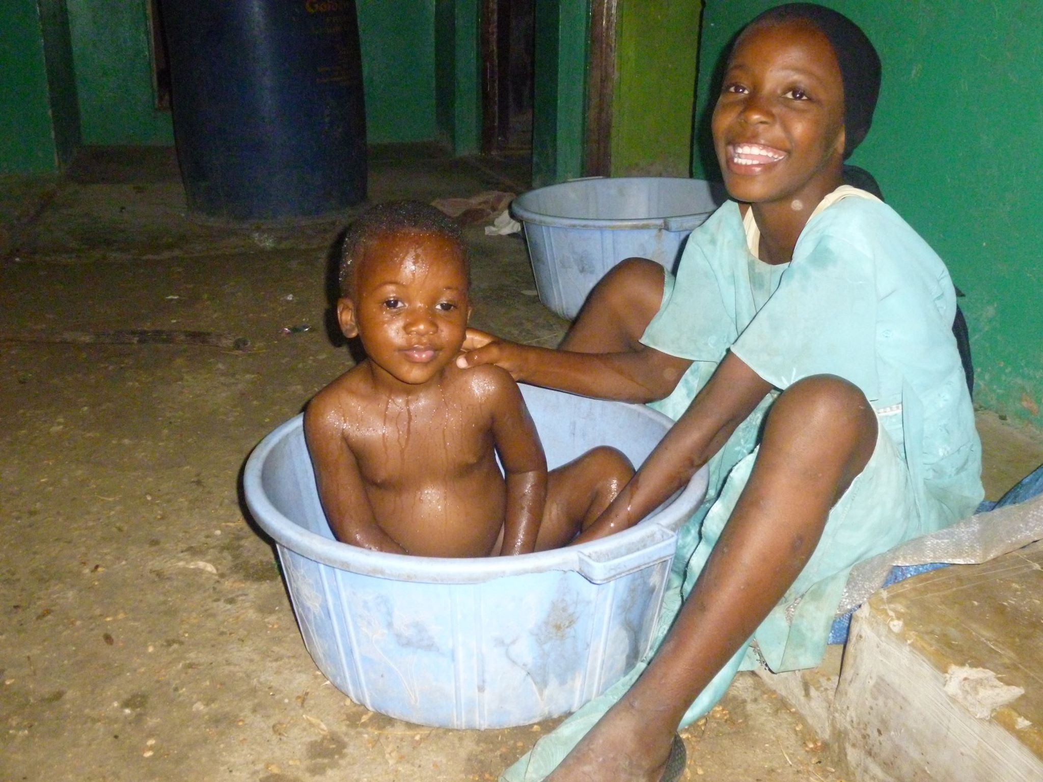 Frau badet kleinen Jungen