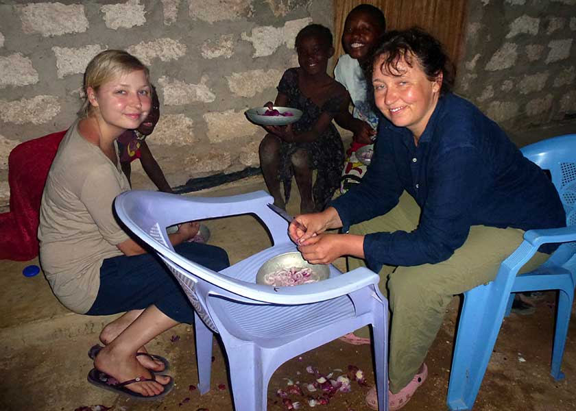 Petra und Petra mit Kindern bei der Essenszubereitung