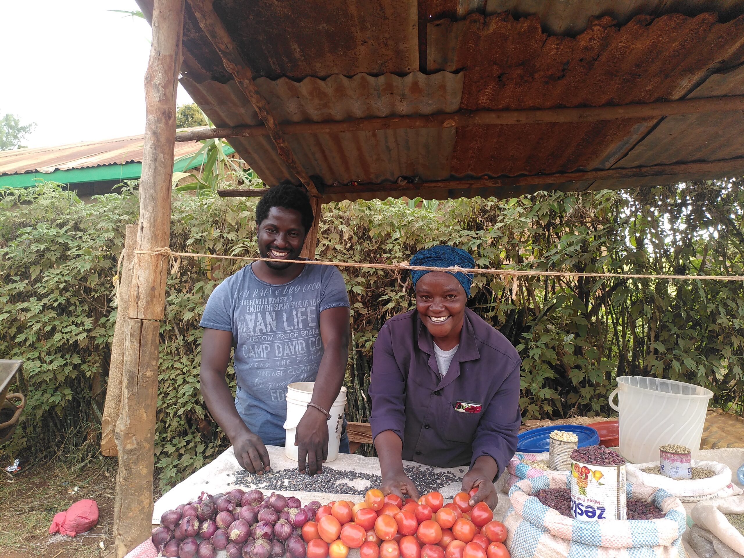 Ein Paar verkauft Tomaten, Zwiebeln, Bohnen